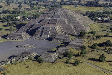 Le Soulèvement de Teotihuacán: Capitale Militaire et Centre Religieux en Pleine Mutation